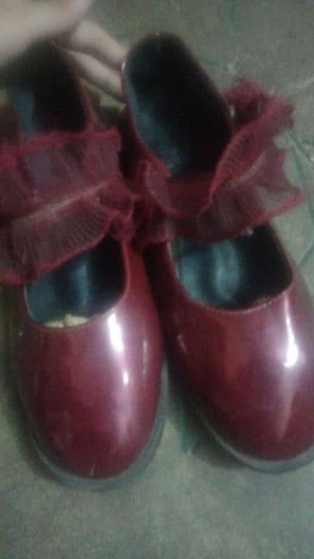 red wala new hai or white ik dafa use hi size 7 hai 2