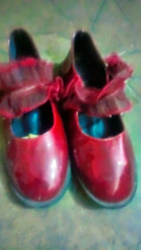 red wala new hai or white ik dafa use hi size 7 hai 4