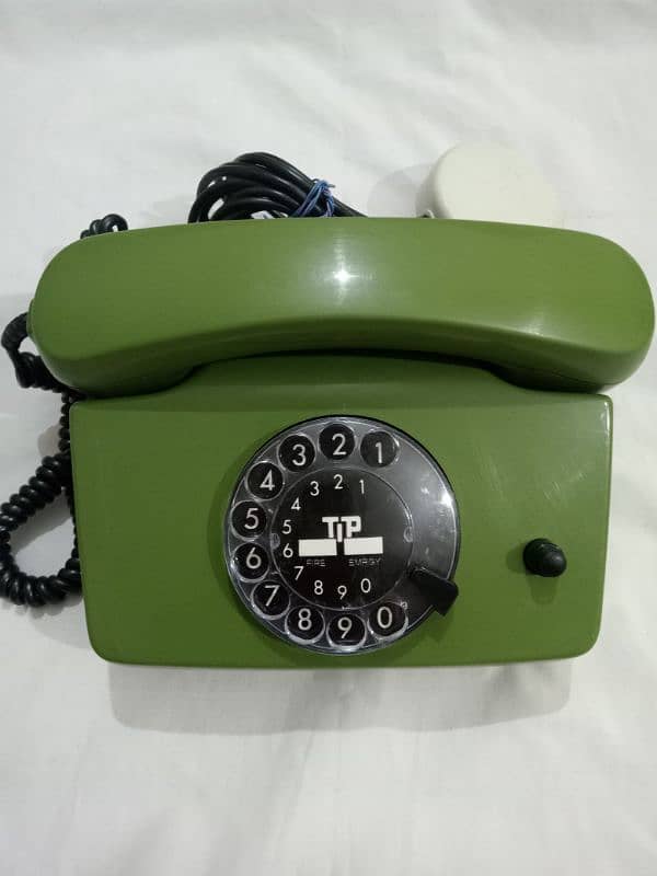 antique telephone set 0