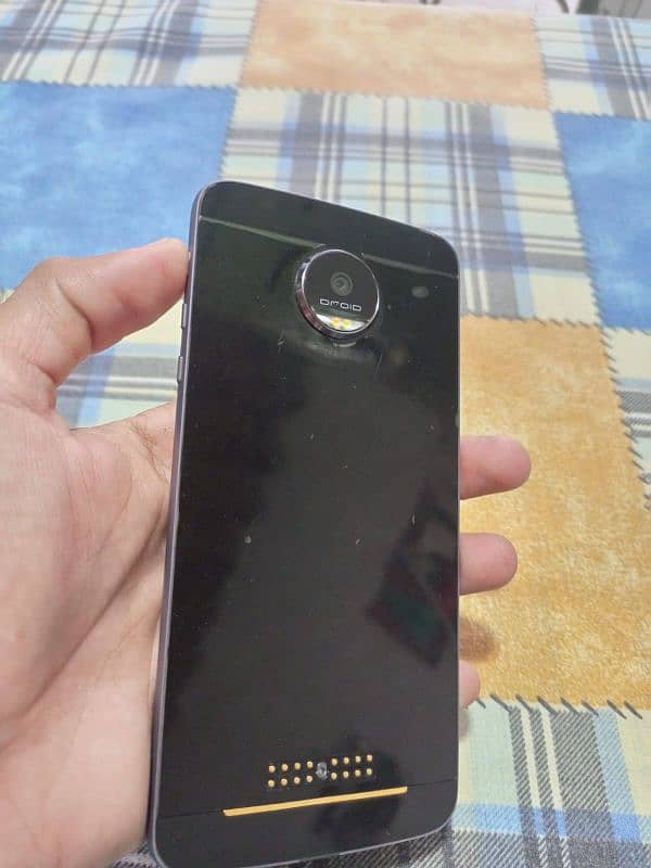 Moto z salmi 5