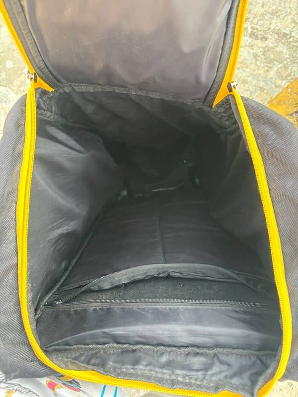 cricket professional kit bag with tyres only 6monthes used urgent sale 4