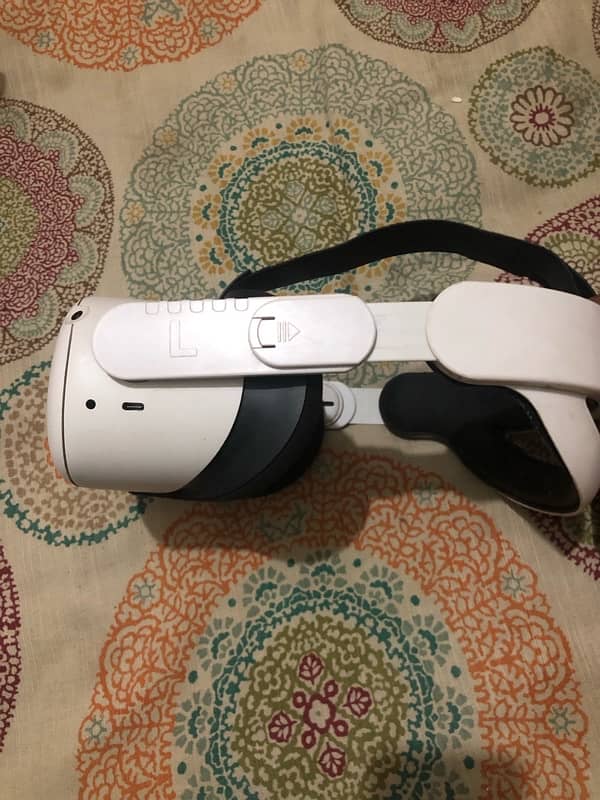 Oculus Quest 2 - 128 GB VR Headset 2