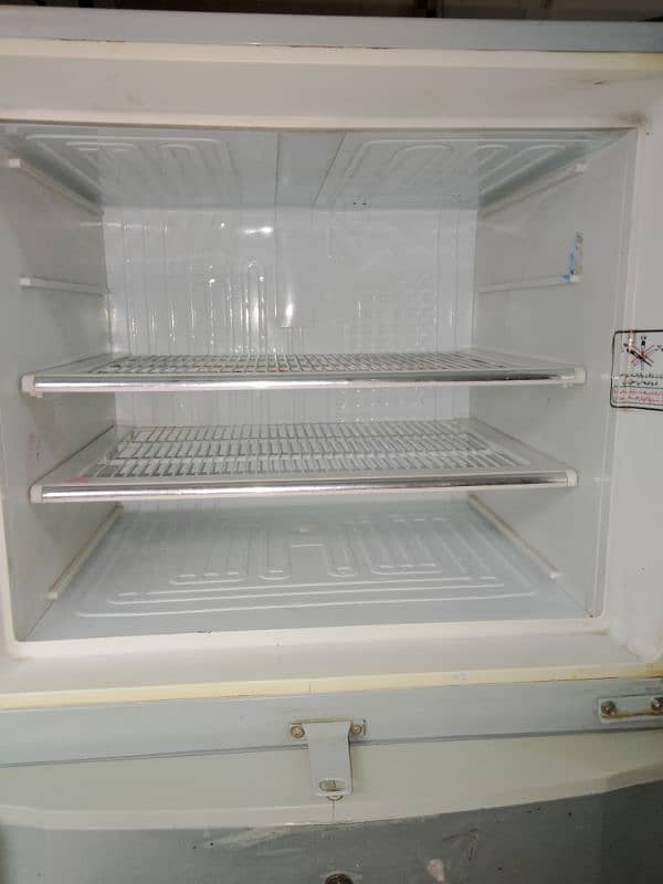 dabal dor fridge ha 10/8 condition ha Chalo halat ma ha 0