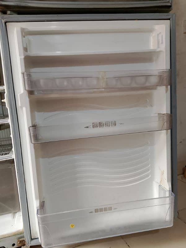 dabal dor fridge ha 10/8 condition ha Chalo halat ma ha 3