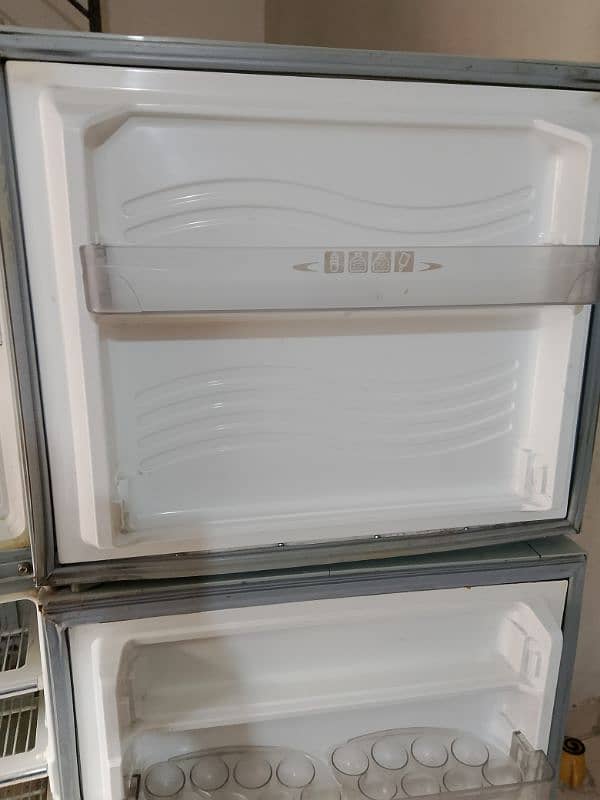 dabal dor fridge ha 10/8 condition ha Chalo halat ma ha 4