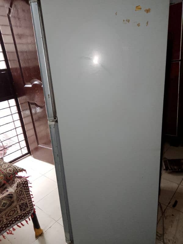 dabal dor fridge ha 10/8 condition ha Chalo halat ma ha 9