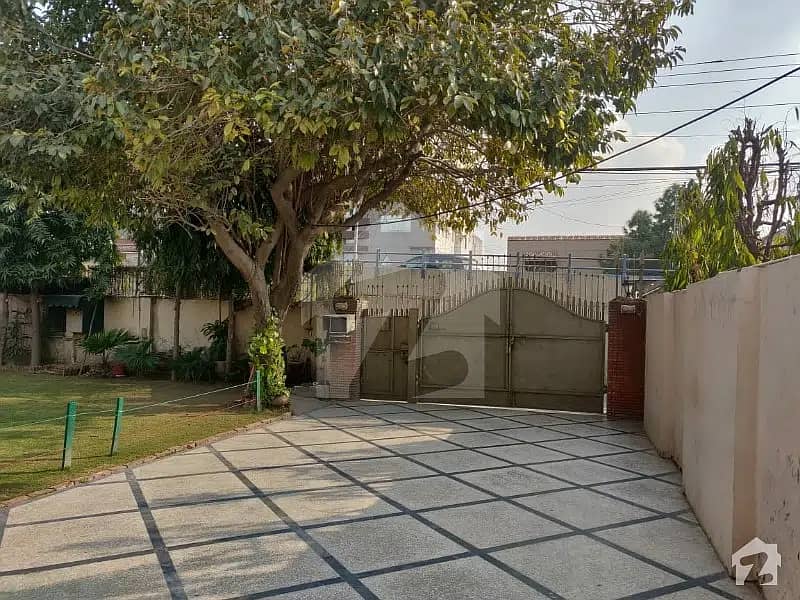 Gulberg Liberty 4.5 Kanal House Prime Location Near To Apartment And Building 5