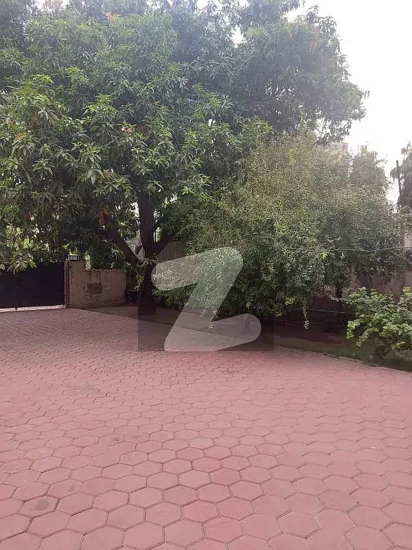 Gulberg Liberty 4.5 Kanal House Prime Location Near To Apartment And Building 8