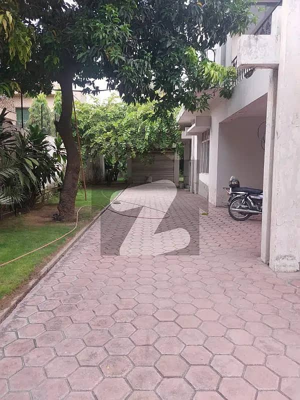 Gulberg Liberty 4.5 Kanal House Prime Location Near To Apartment And Building 9