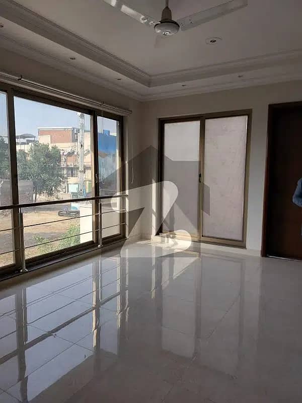 Gulberg Liberty 4.5 Kanal House Prime Location Near To Apartment And Building 10