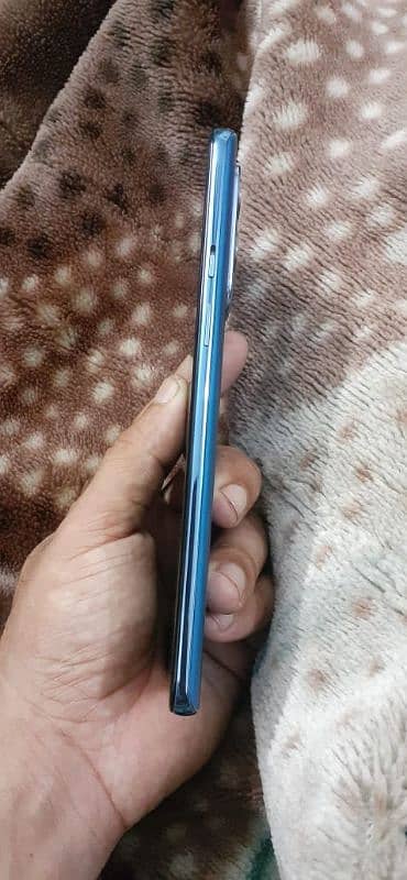 i am selling my OnePlus 9 12/256 5 line in display 2