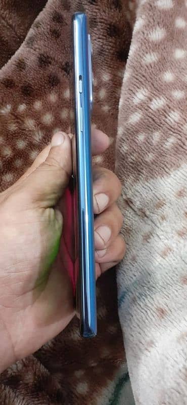 i am selling my OnePlus 9 12/256 5 line in display 3