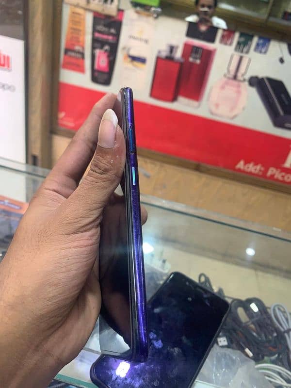 oppo f11 pro 6.128 all OK phone koi fault ni ha 10by8 condition ha 1