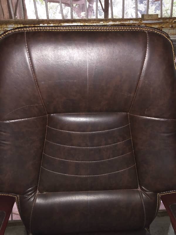 Executive office chair in perfect condition 2