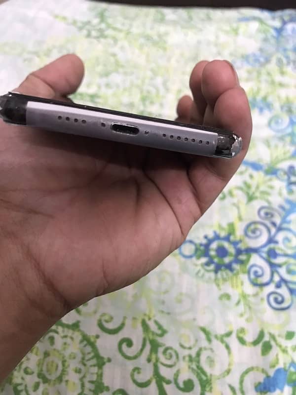 Iphone 11 pro max 64gb excellent condition 4