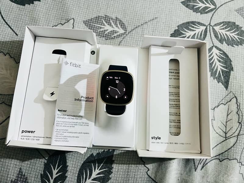 fitbit versa 3 with box and orignal charger 0