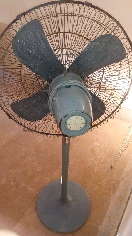 Pedestal Fan Ac Just Light Pa chalta ha 1