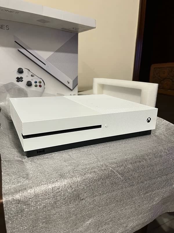 xbox one S 1 TB 1