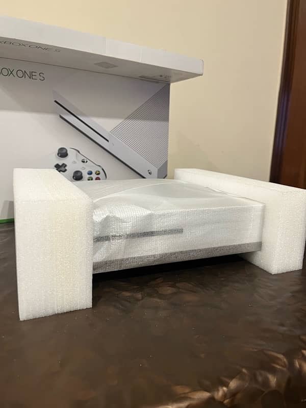 xbox one S 1 TB 5