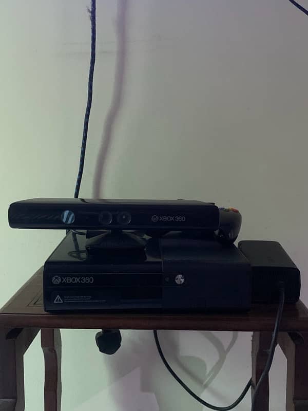 Xbox 360 Slim with kinect and one controller 0