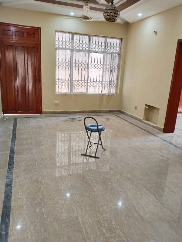 Allama Iqbal Town 10 Marla Upper Portion For Rent 3