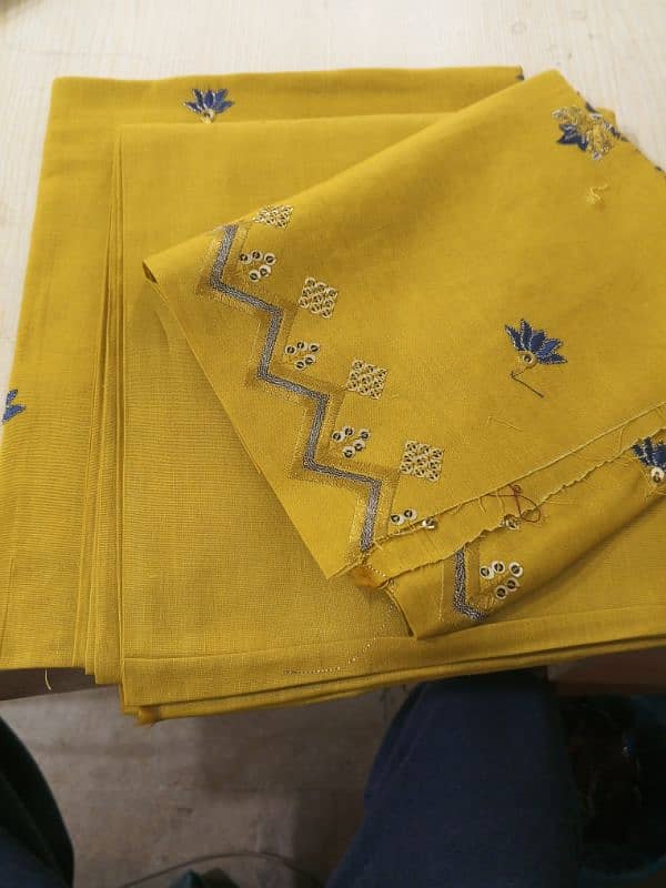 3PC UNSTITCHED COTTON SUIT WITH MOTIVES & DETAILING ON DUPATTA 4