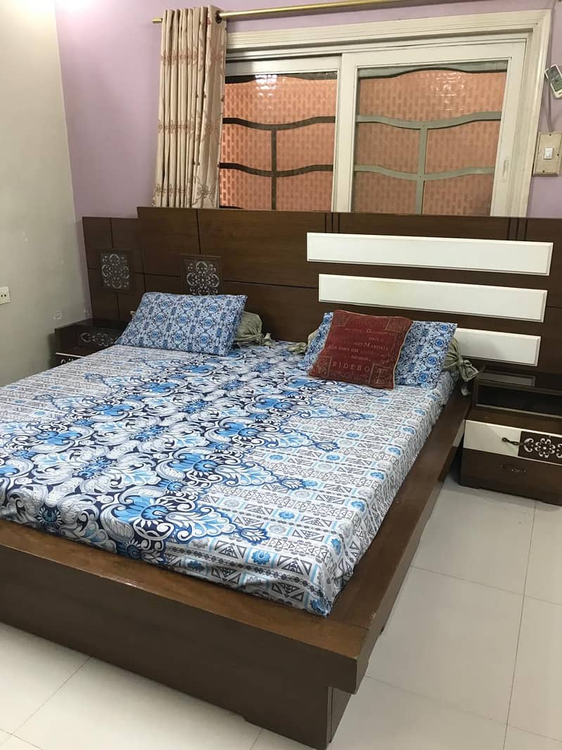 Queen Size Bed Room set with 3 door big size almari, dressing tablr 0