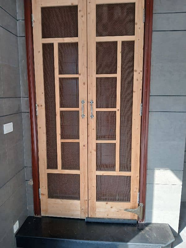 Jaali Ka Main Door 0