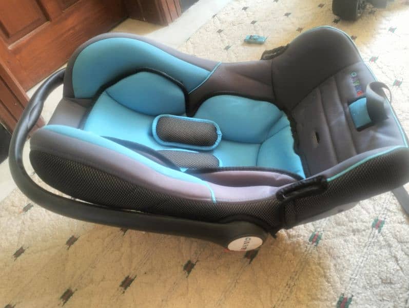 kids car seat in excellent condition with free nappy changing matt 1