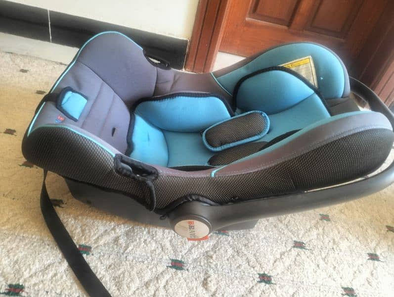 kids car seat in excellent condition with free nappy changing matt 2