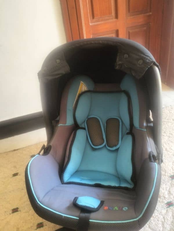 kids car seat in excellent condition with free nappy changing matt 3