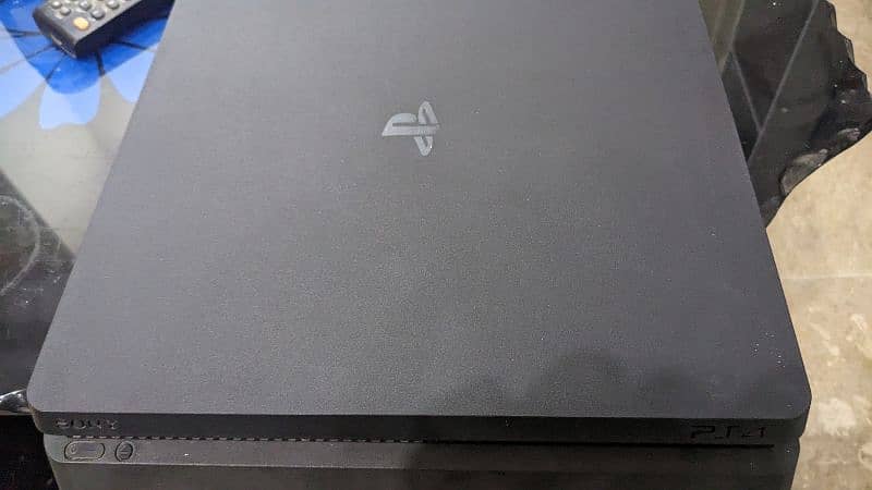 PS4 Slim model 500GB 0