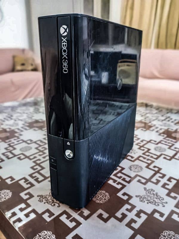 Xbox 360 E slim with motion sensor + 6 disk games and 20++ on hard 0