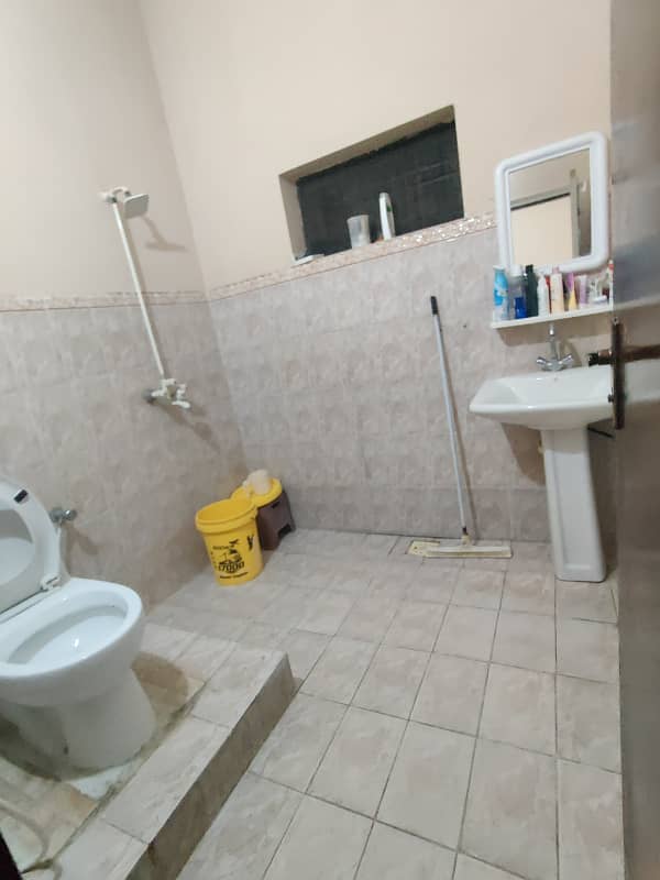 ALLAMA IQBAL TOWN 1 KANAL UPPER PORTION LOWER LOCK AVAILABLE FOR RENT 7