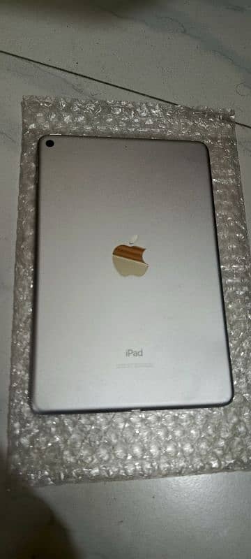 ipad mini 5 64gb with original charger 4