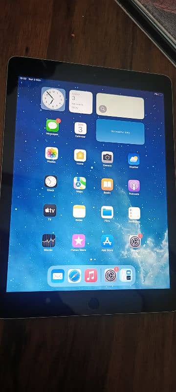 iPad Pro 9.7 32gb with original charger 0