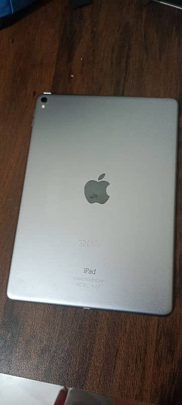 iPad Pro 9.7 32gb with original charger 2