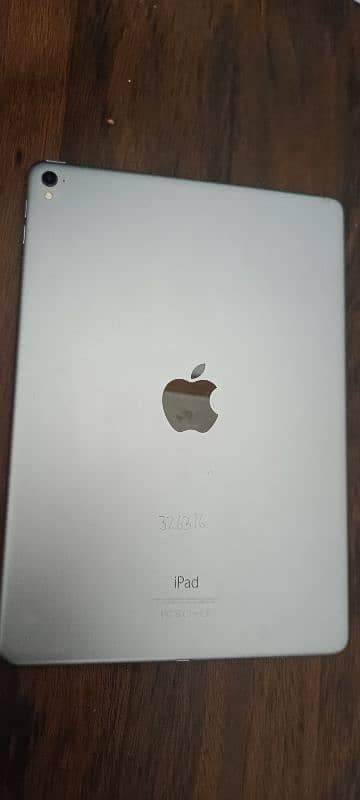 iPad Pro 9.7 32gb with original charger 3