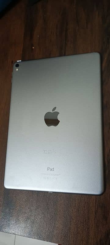 iPad Pro 9.7 32gb with original charger 4