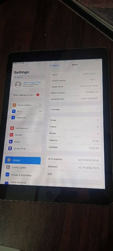 iPad Pro 9.7 32gb with original charger 6