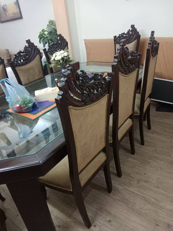 Dining table 8 seater fresh and ok with outstanding condition, 6