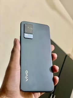 Vivo v21e with box one hand use