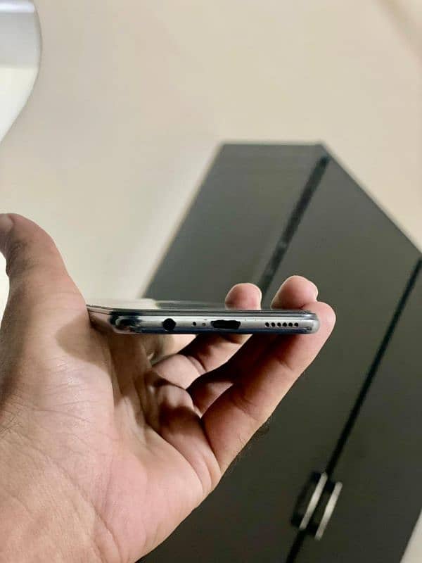 Vivo v21e with box one hand use 4