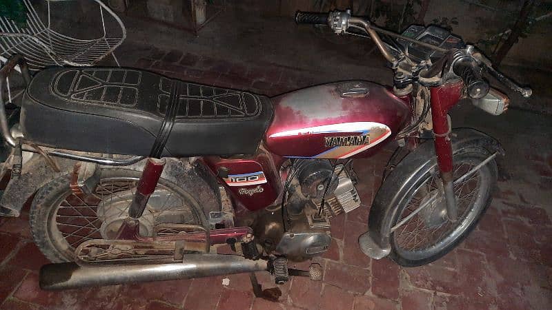 Yamaha YB 100 antique bike 4