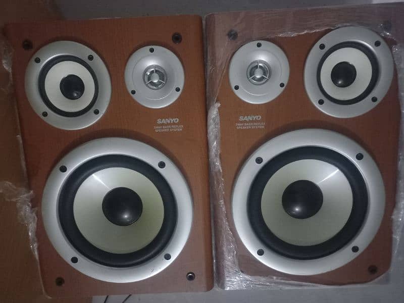 Sanyo bookshelf speaker 3 way  6" 6ohm 140w 0