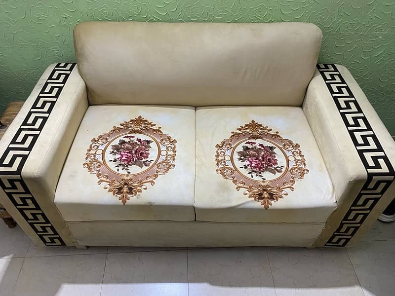 sofa set for urgent sale complete set  used but just like new 1