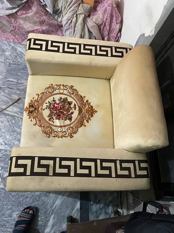 sofa set for urgent sale complete set  used but just like new 4