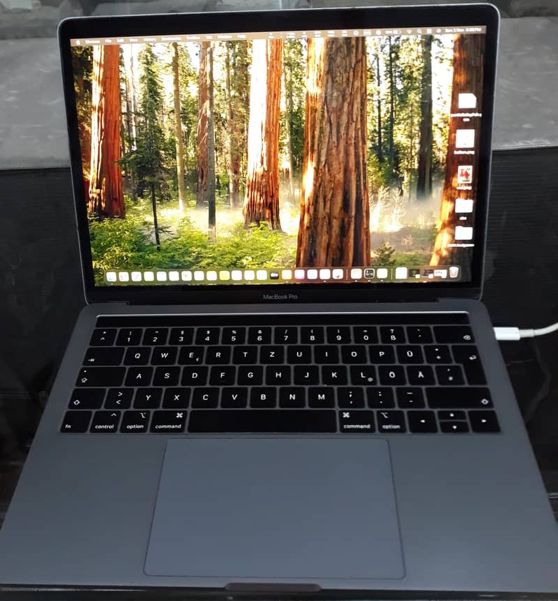 MacBook Pro 2018-13.3” (Touch Bar, i7, 8GB RAM, 256GB SSD,Fingerprint) 0