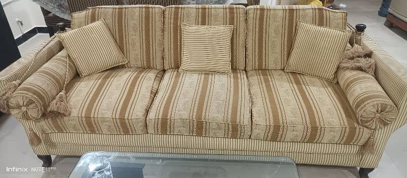 7 seater Elegant hardly used sofa set 0