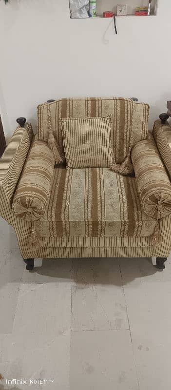 7 seater Elegant hardly used sofa set 3